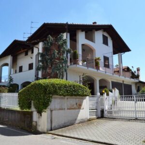 Spaziosa villetta con grandi panoramici terrazzi